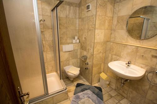 巴特特尔茨园之居维拉酒店的带淋浴、盥洗盆和卫生间的浴室