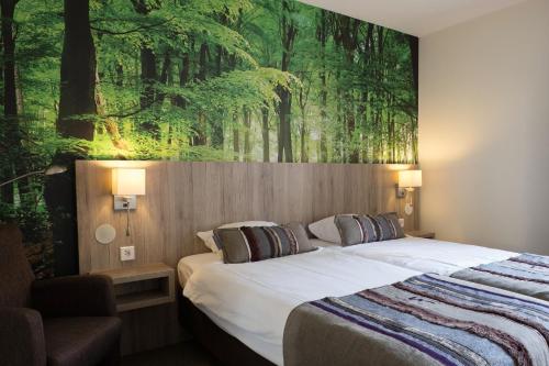 BarchemLandgoedhotel Woodbrooke Barchem的一间卧室配有一张壁画床