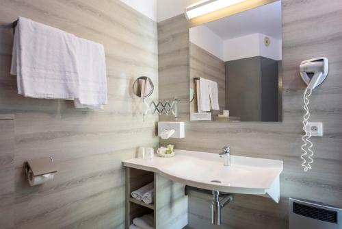 萨斯国际之家沙塔尔酒店的一间带水槽和镜子的浴室
