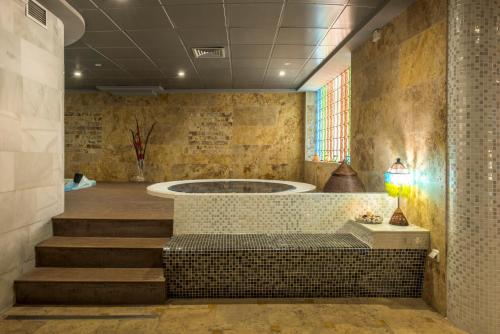 罗达尔基拉尔自然酒店与卡波德加塔水疗中心的一间浴室