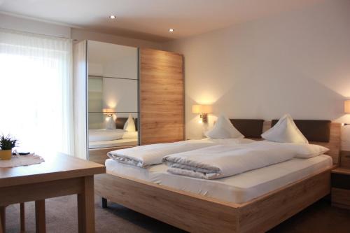 蒂鲁罗Garni Hotel Dorothea的一间卧室配有一张大床和镜子