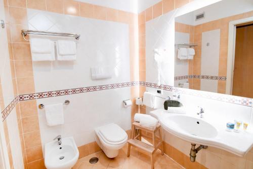 索伦托瑞薇琪酒店的一间带水槽和卫生间的浴室