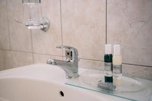 基亚通Hotel Pappas的浴室水槽内装有两瓶除臭剂