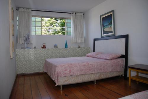 戈亚尼亚Pousada Ana Poipa的一间卧室设有一张床和一个窗口