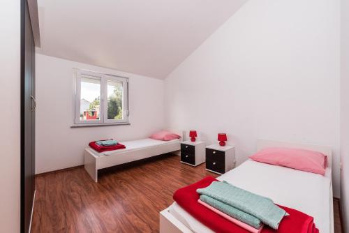 奥布罗瓦茨House Danica的一间卧室设有两张床和窗户。
