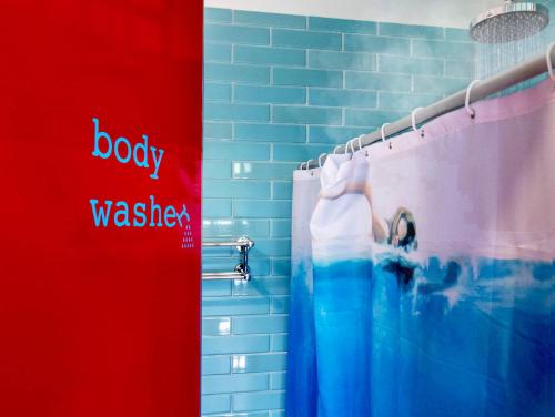 科苏梅尔Hostel Tropico 20º的浴室设有淋浴,标有婴儿洗手指