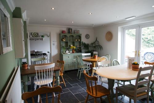尤托克西特Olive Tree Guest House的一间带桌椅的用餐室和一间厨房