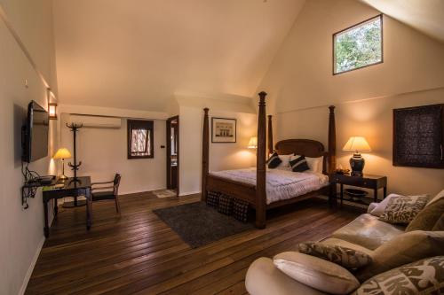 北碧柚木别墅 的一间卧室设有一张床和一间客厅。