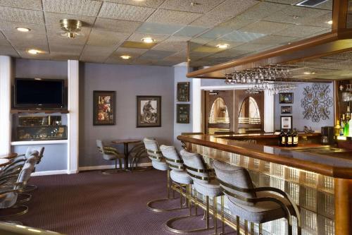 劳顿劳顿戴斯酒店的餐厅内的酒吧配有椅子和柜台