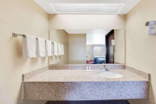 斯托克顿堡史托克顿堡戴斯酒店的一间带水槽和镜子的浴室