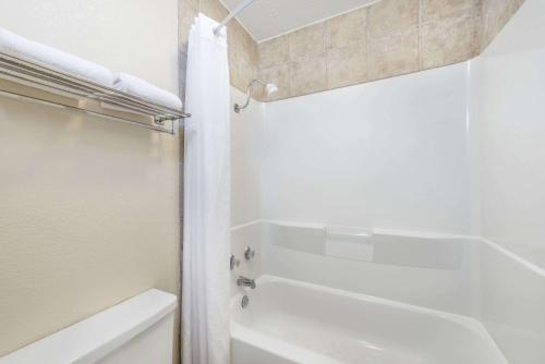 大学城布赖恩学院站戴斯酒店的白色的浴室设有卫生间和水槽。