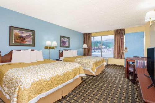 克莱顿克莱顿戴斯汽车旅馆的酒店客房设有两张床和一个阳台。