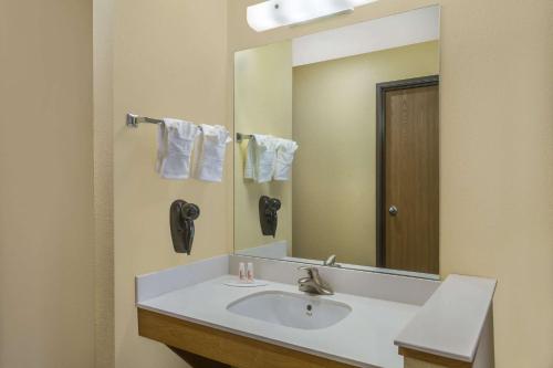 摩押莫阿布戴斯酒店的一间带水槽和镜子的浴室