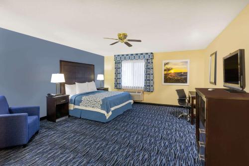 摩押莫阿布戴斯酒店的配有一张床和一台平面电视的酒店客房