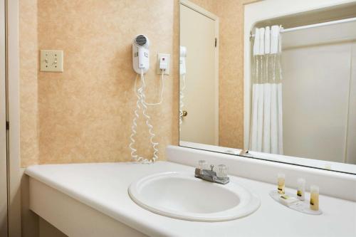 布兰特福德布兰特福德戴斯酒店的一间带水槽和镜子的浴室