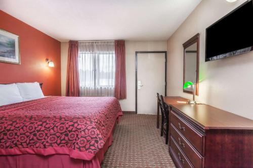 埃尔克顿Red Carpet Inn Elkton的配有一张床和一台平面电视的酒店客房