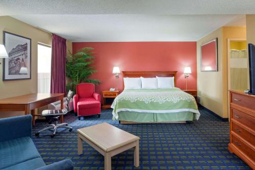 孟菲斯Shelby Inn的配有一张床和一张书桌的酒店客房