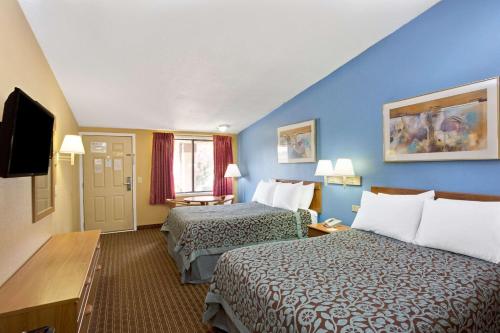 罗维莎劳伦斯维尔戴斯酒店的酒店客房设有两张床和一台平面电视。