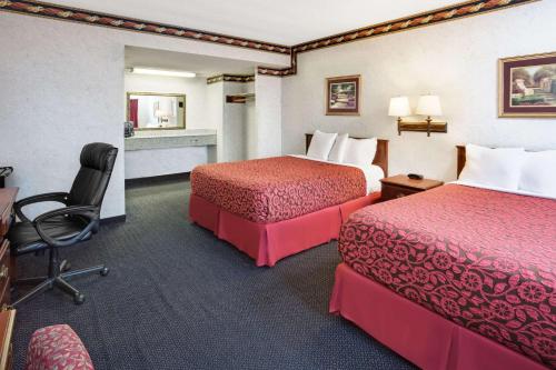 科斯塔梅萨Sunset Inn的酒店客房配有两张床和一张书桌