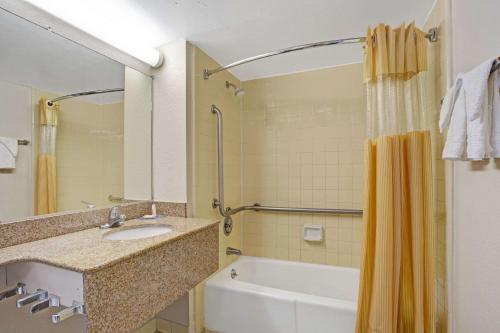 诺福克诺福克军事温德姆戴斯酒店的一间带水槽、浴缸和淋浴的浴室