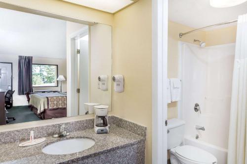 恩特普赖斯恩特普赖斯戴斯酒店的一间带水槽、卫生间和镜子的浴室