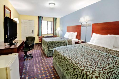 阿尔伯克基西阿尔伯克尔基戴斯酒店的酒店客房设有两张床和一台平面电视。