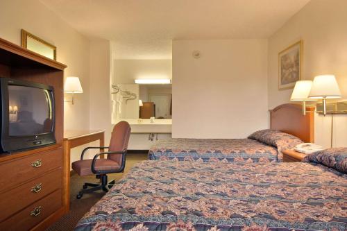 普兰菲尔德普兰菲尔德戴斯酒店的酒店客房设有两张床和电视。