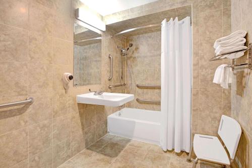 帕西帕尼帕西帕尼戴斯酒店的带浴缸、水槽和淋浴的浴室