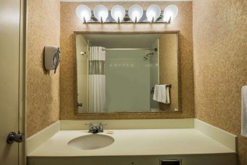 大西洋城大西洋城海滨浮桥戴斯酒店的一间带水槽和镜子的浴室