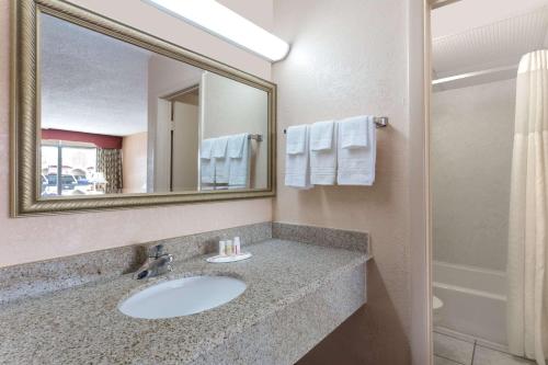 韦克罗斯戴斯酒店的一间浴室