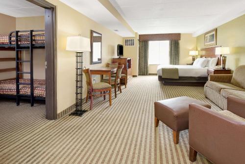 夏延夏延尼戴斯连锁酒店的酒店客房设有一间卧室和一张双层床。