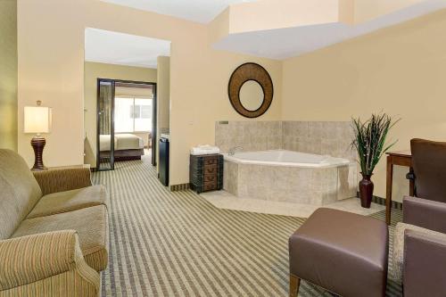 夏延夏延尼戴斯连锁酒店的带沙发和浴缸的客厅