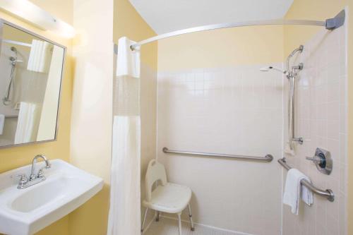 格兰德岛格兰德岛戴斯酒店的白色的浴室设有水槽和淋浴。