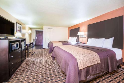 乔普林乔普林戴斯酒店的酒店客房设有两张床和一台平面电视。