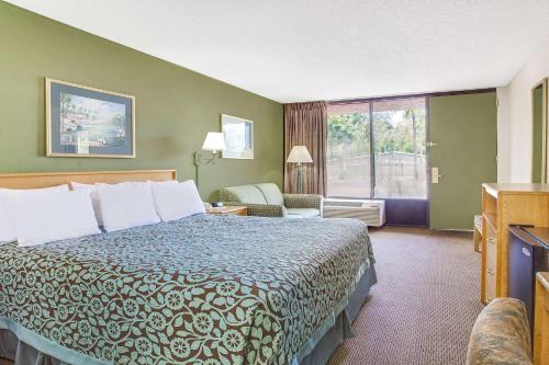 布雷登顿布雷登顿戴斯酒店 - 临近海湾的酒店客房设有床和窗户。