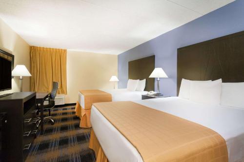 威克斯巴勒威尔克斯巴尔戴斯酒店的酒店客房设有两张床和电视。