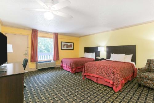 萨凡纳机场戴斯酒店的酒店客房设有两张床和电视。