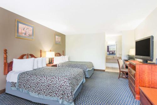 阿林顿阿灵顿五角大楼戴斯酒店的酒店客房设有两张床和一台平面电视。