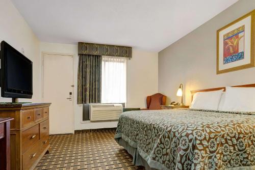圣保罗圣保罗 - 明尼阿波利斯 - 中途岛戴斯酒店的酒店客房,配有床和电视