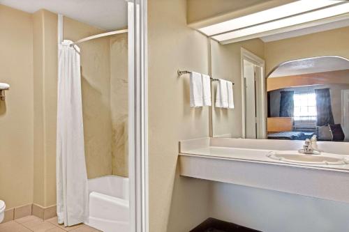WestfieldDays Inn & Suites by Wyndham Houston North - Spring的一间带水槽、淋浴和镜子的浴室