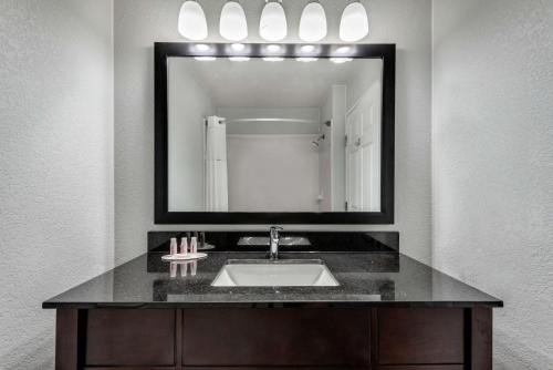 达拉斯达拉斯戴斯酒店及套房的一间带水槽和镜子的浴室