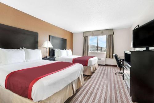 达拉斯达拉斯戴斯酒店及套房的酒店客房设有两张床和一台平面电视。