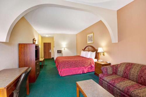 路易斯威尔路易斯维尔机场SW戴斯酒店的酒店客房,配有床和沙发