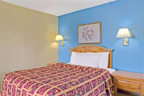 莱赫戴斯酒店 - 莱赫的酒店客房,设有床和蓝色的墙壁