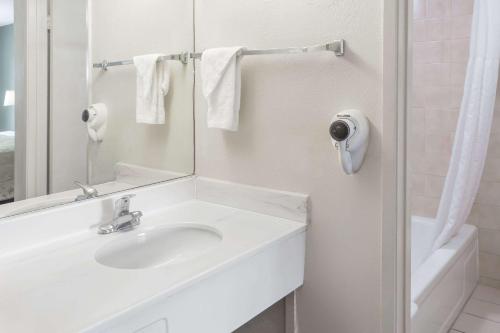 圣贝纳迪诺Days Inn by Wyndham in San Bernardino的白色的浴室设有水槽和镜子