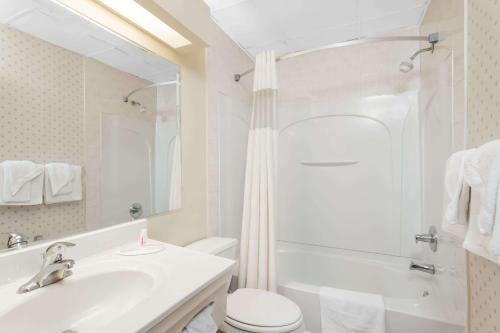 坦纳斯维尔坦纳斯维尔戴斯酒店的白色的浴室设有水槽和卫生间。