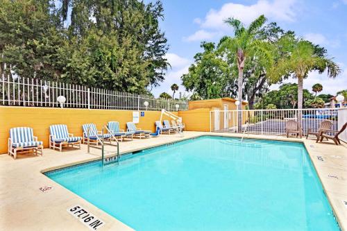 代托纳海滩Sunset Inn Daytona Beach的一个带躺椅的游泳池和一个游泳池
