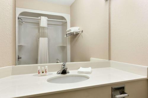 温克勒温德姆戴斯酒店的一间浴室