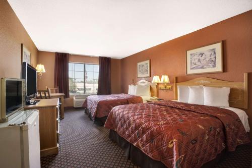 瑟普赖斯瑟普莱斯戴斯旅馆&套房酒店的酒店客房设有两张床和一台平面电视。