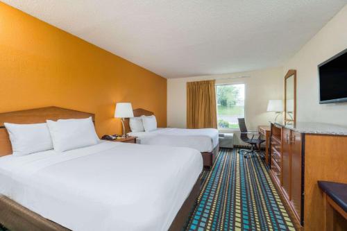 弗洛伦斯佛罗伦萨戴斯酒店的酒店客房设有两张床和电视。